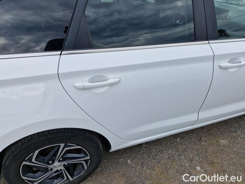  Hyundai  i30   cw (PD)(2017->)  kom.1.5TGDI FamilySmart AT #33
