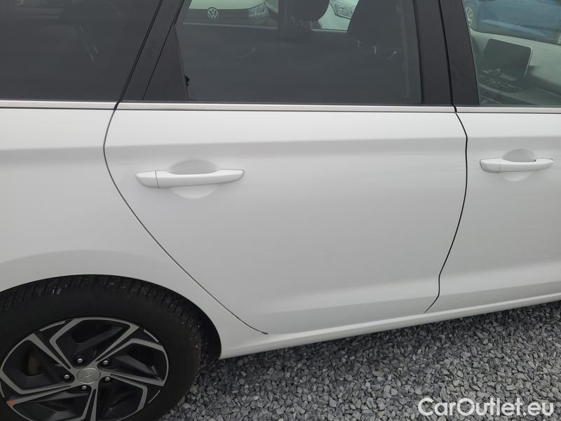 Hyundai  i30   cw (PD)(2017->)  kom.1.5T-GDI Family Smart #13