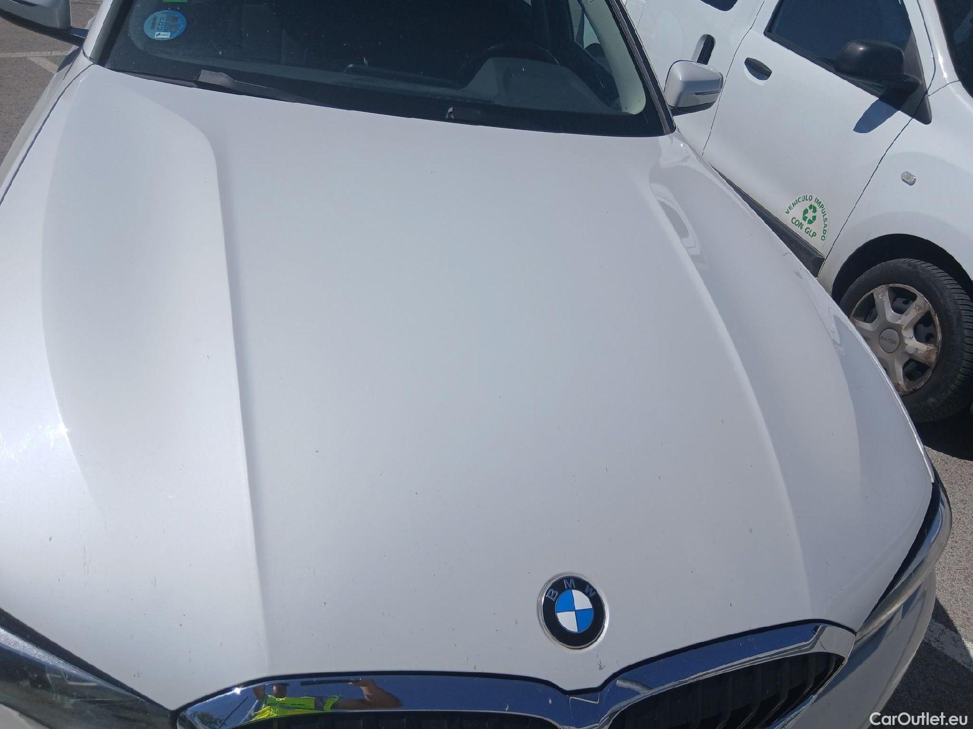 Bmw  Serie 3 BMW  / 2018 / 4P / sedán 318d Auto. #9