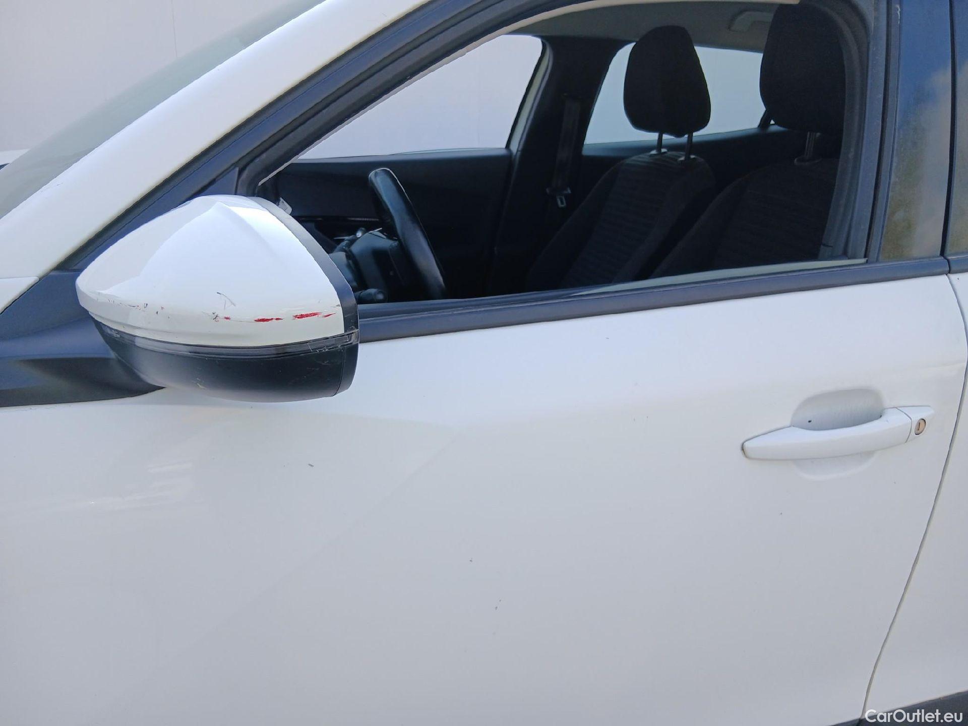  Peugeot  2008 PEUGEOT  / 2019 / 5P / todoterreno Active BlueHDI 100 S&S BVM6 #4