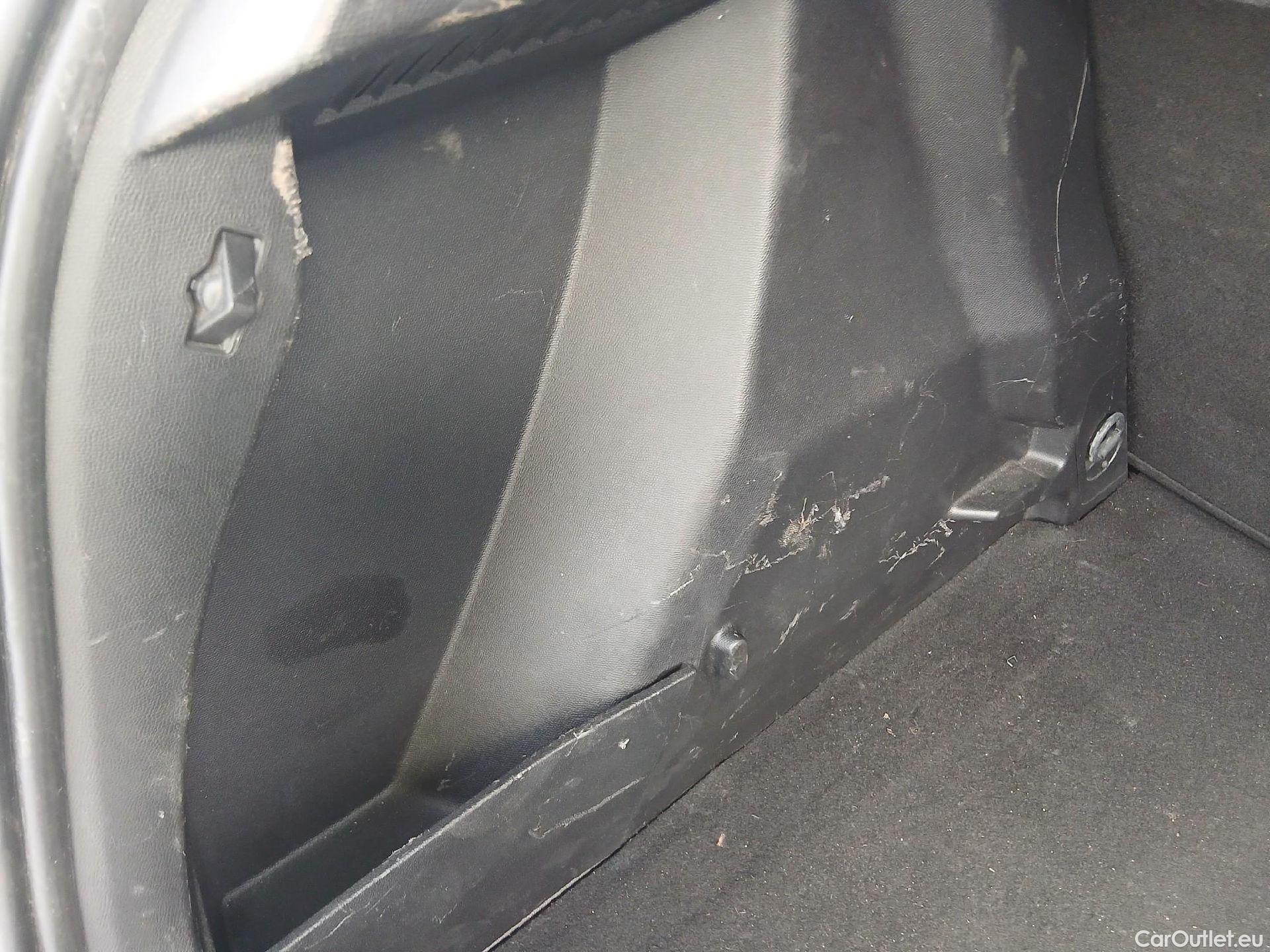  Peugeot  2008 PEUGEOT  / 2019 / 5P / todoterreno Active BlueHDI 100 S&S BVM6 #35