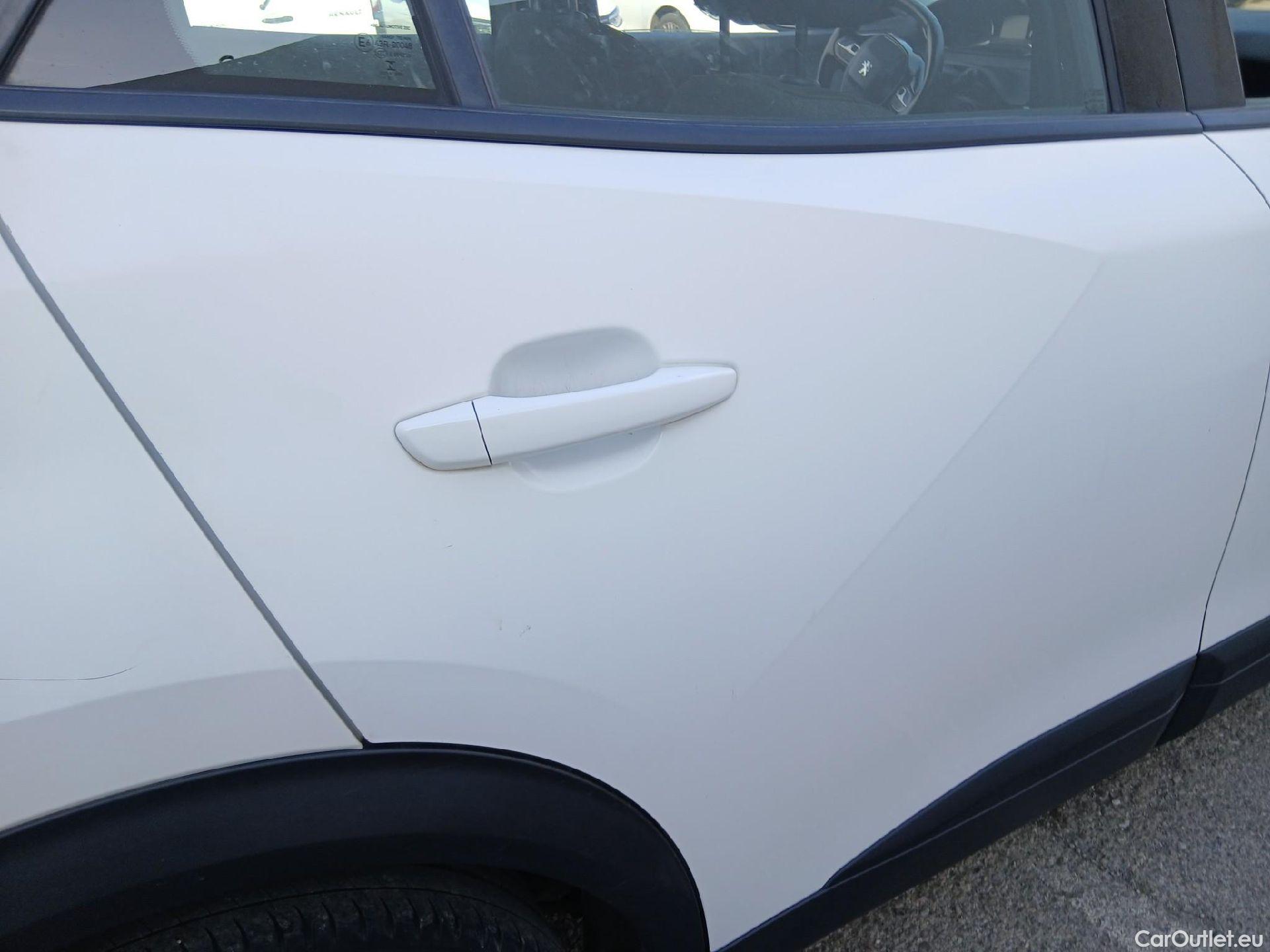  Peugeot  2008 PEUGEOT  / 2019 / 5P / todoterreno Active BlueHDI 100 S&S BVM6 #24