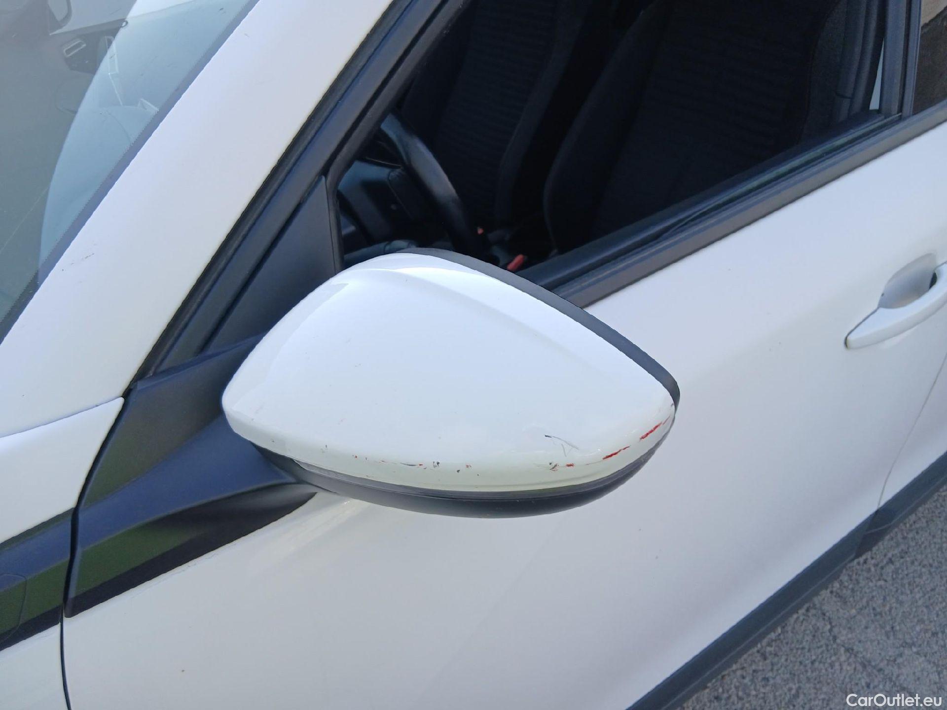  Peugeot  2008 PEUGEOT  / 2019 / 5P / todoterreno Active BlueHDI 100 S&S BVM6 #2