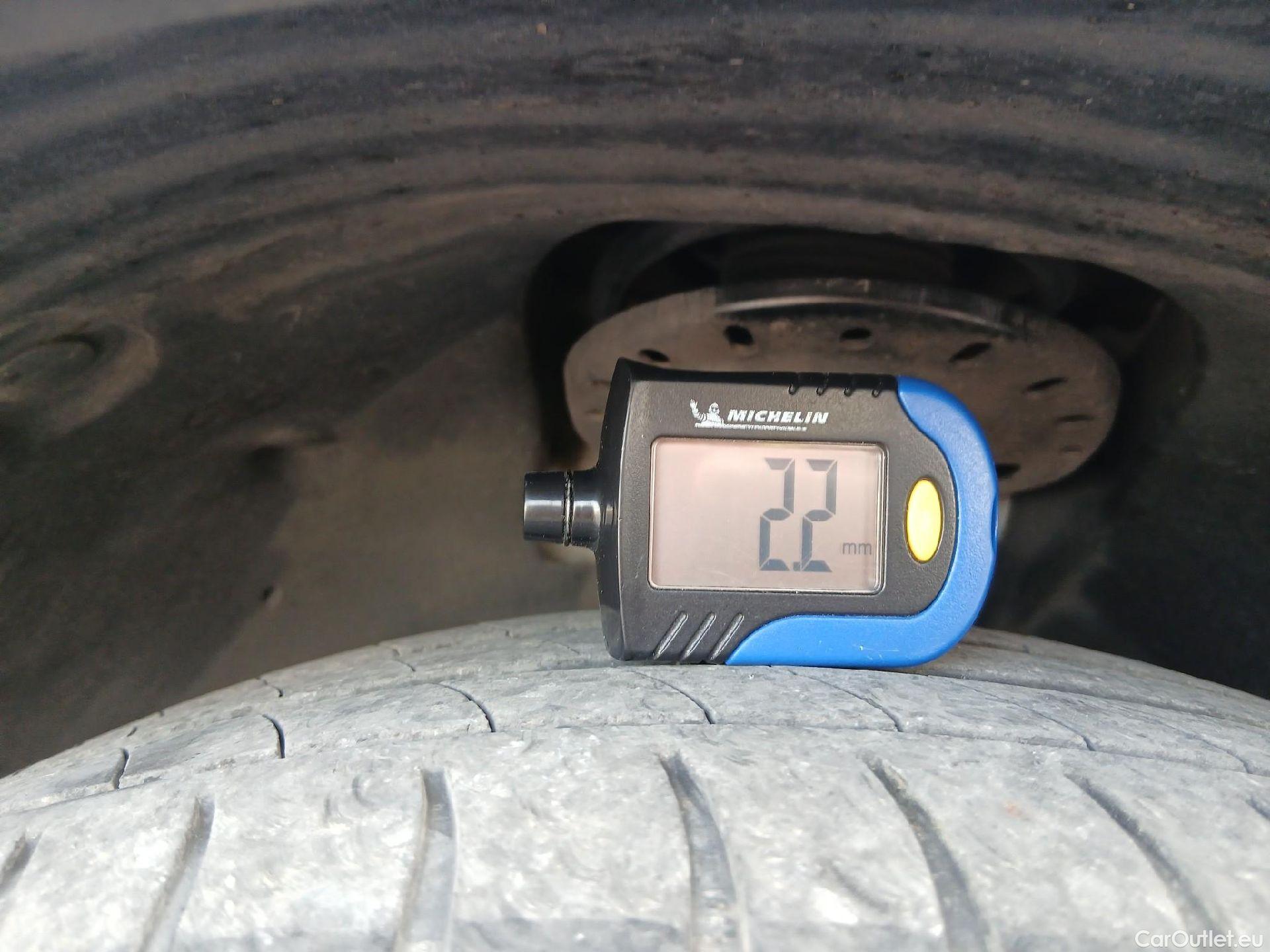  Peugeot  2008 PEUGEOT  / 2019 / 5P / todoterreno Active BlueHDI 100 S&S BVM6 #31