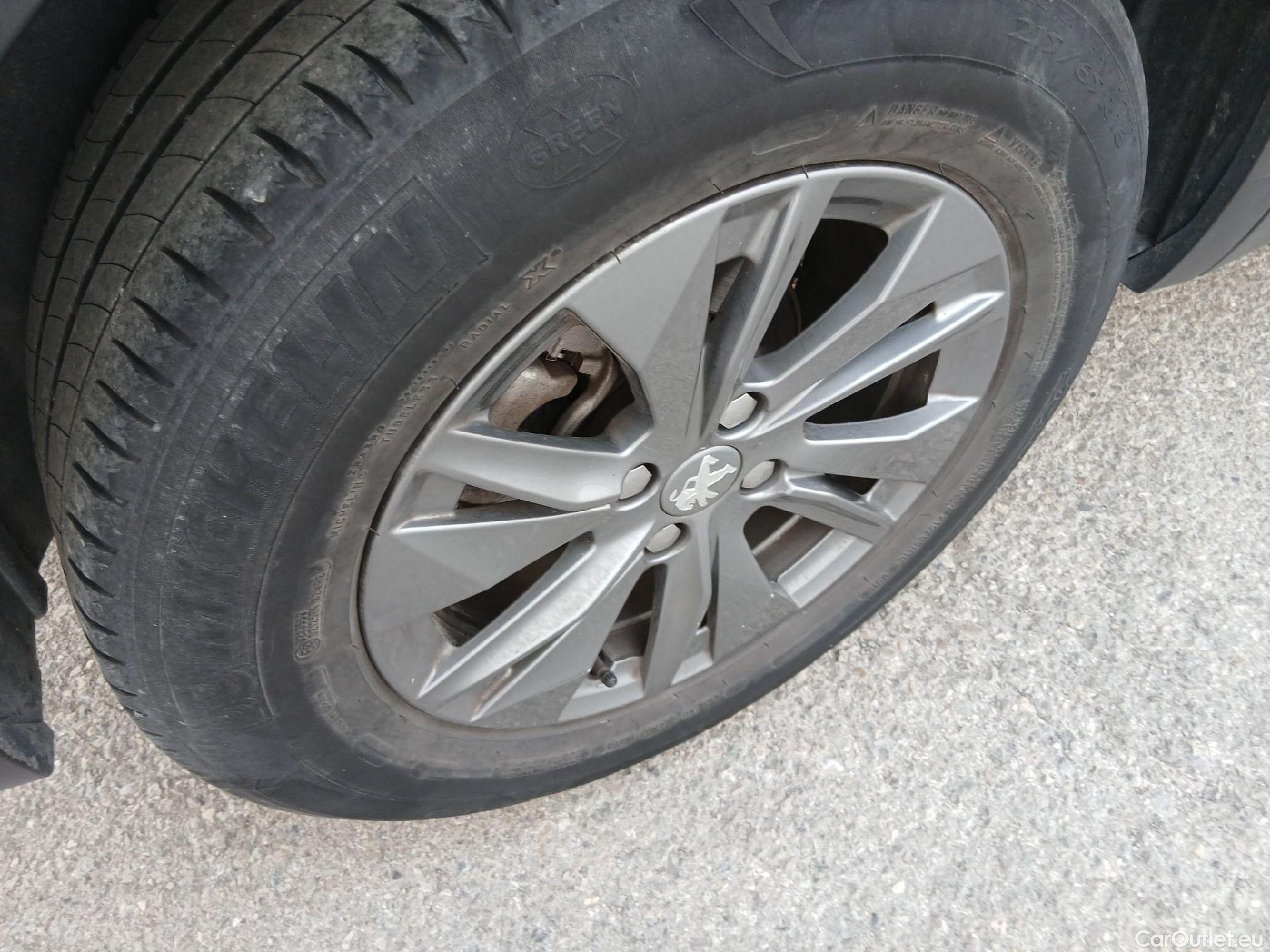  Peugeot  2008 PEUGEOT  / 2019 / 5P / todoterreno Active BlueHDI 100 S&S BVM6 #21