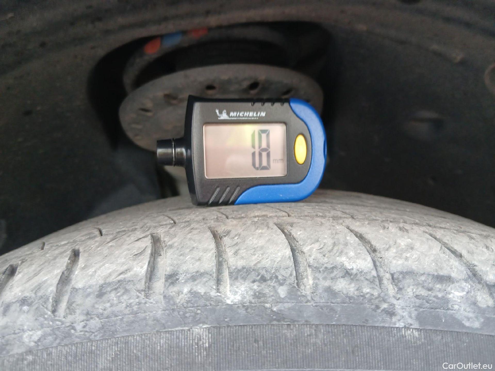  Peugeot  2008 PEUGEOT  / 2019 / 5P / todoterreno Active BlueHDI 100 S&S BVM6 #30