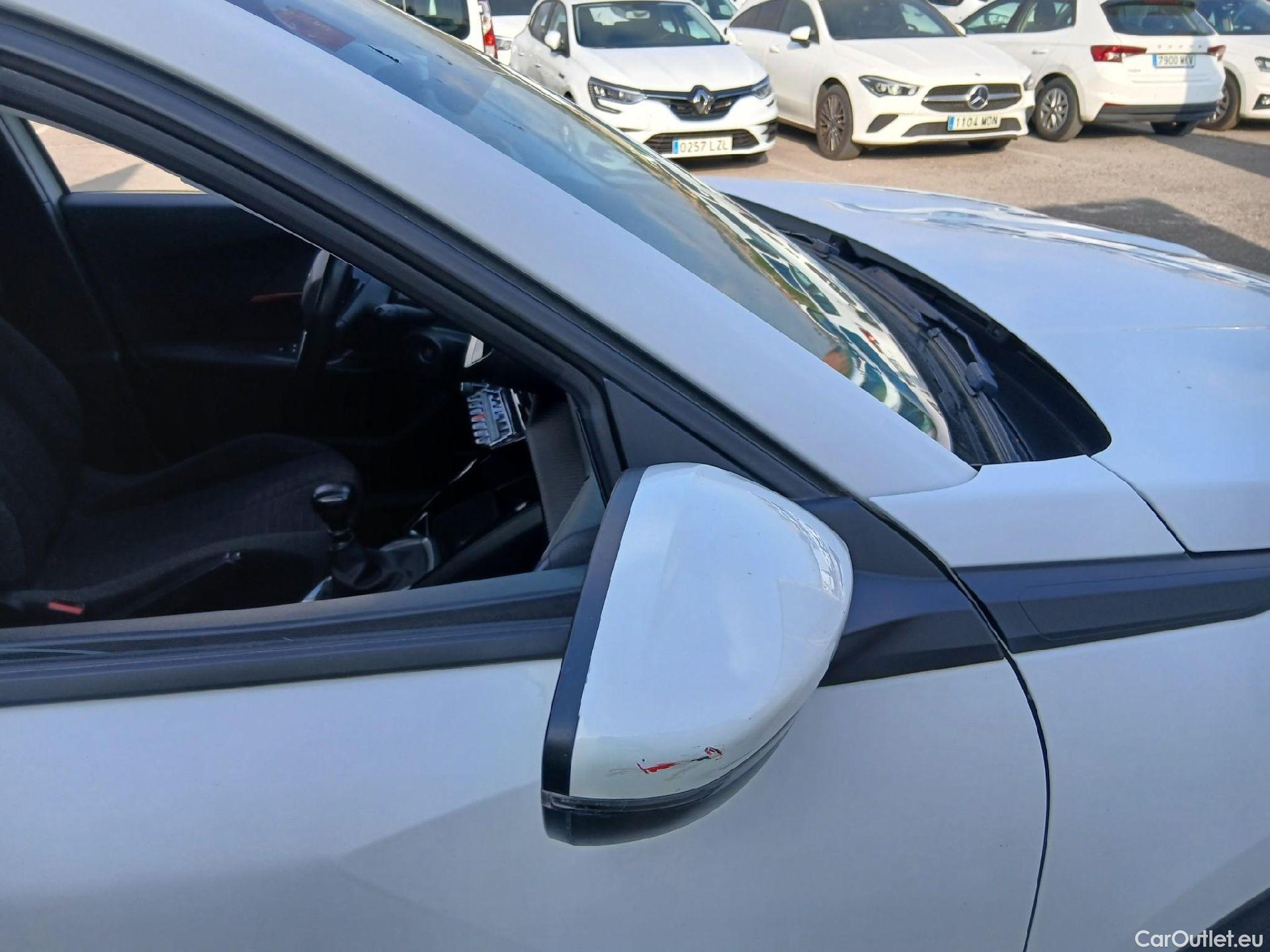  Peugeot  2008 PEUGEOT  / 2019 / 5P / todoterreno Active BlueHDI 100 S&S BVM6 #28
