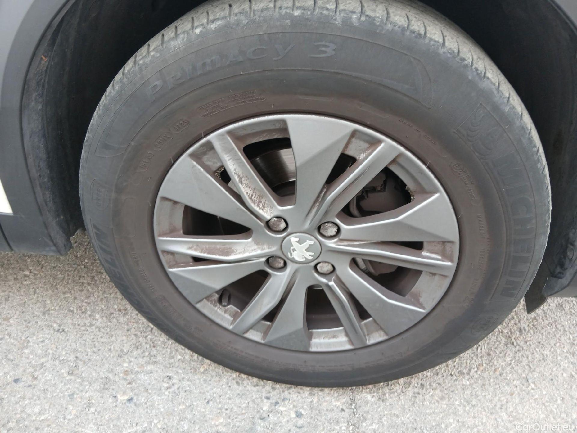  Peugeot  2008 PEUGEOT  / 2019 / 5P / todoterreno Active BlueHDI 100 S&S BVM6 #29