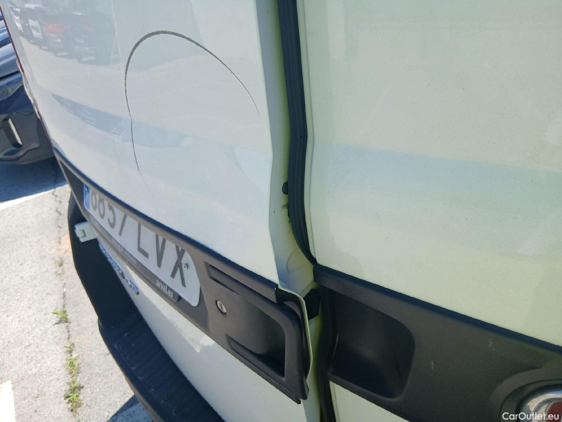  Fiat  Doblo FIAT Doblò Cargo/2015/4P/furgón derivado de turismo Cargo SX 1.6 Mjet 66kW (90CV) (AC) #19