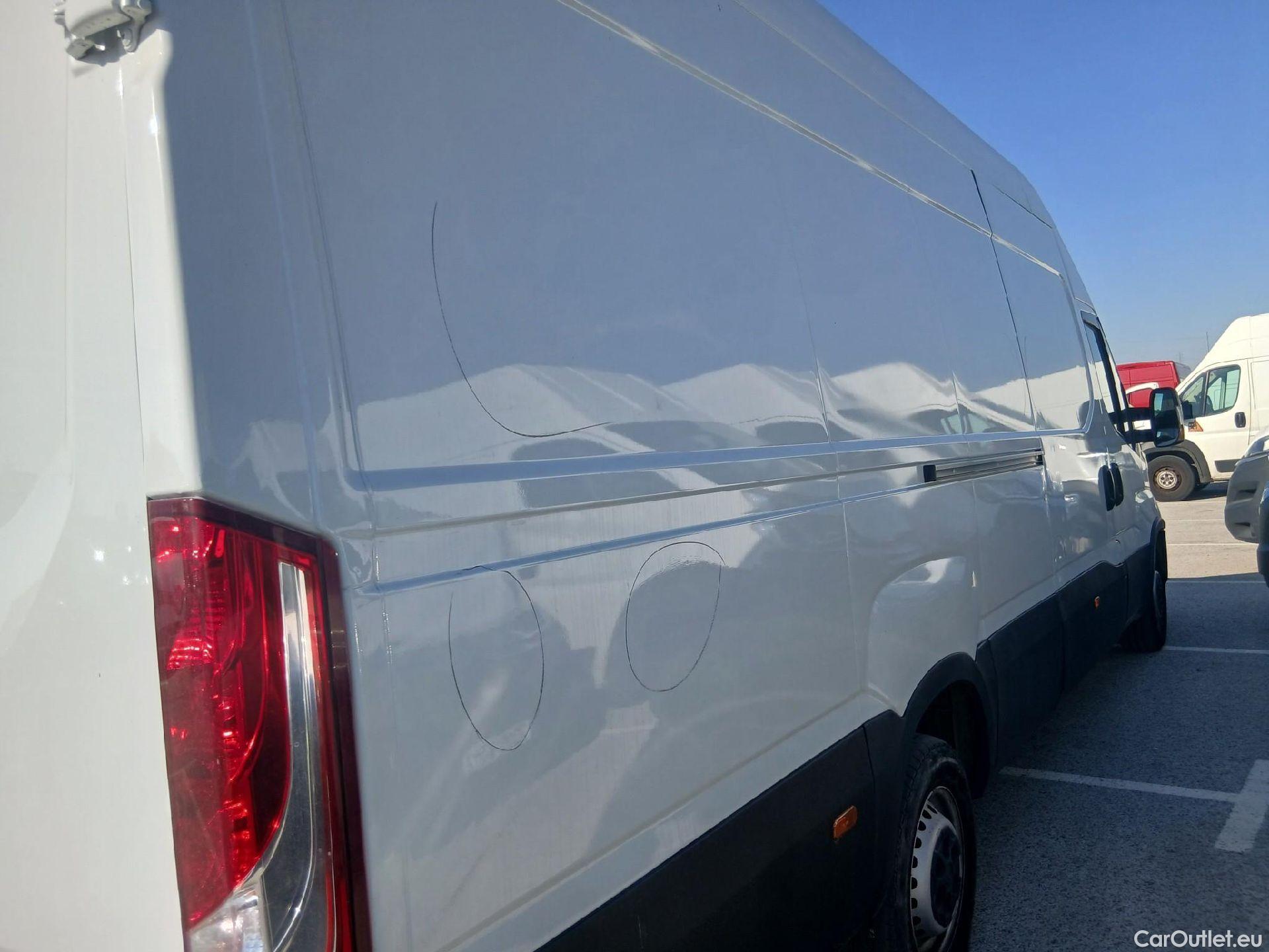  Iveco  Daily IVECO  / 2019 / 4P / furgón 2.3 TD 35S 16 V 4100/H3 18 M3 #18
