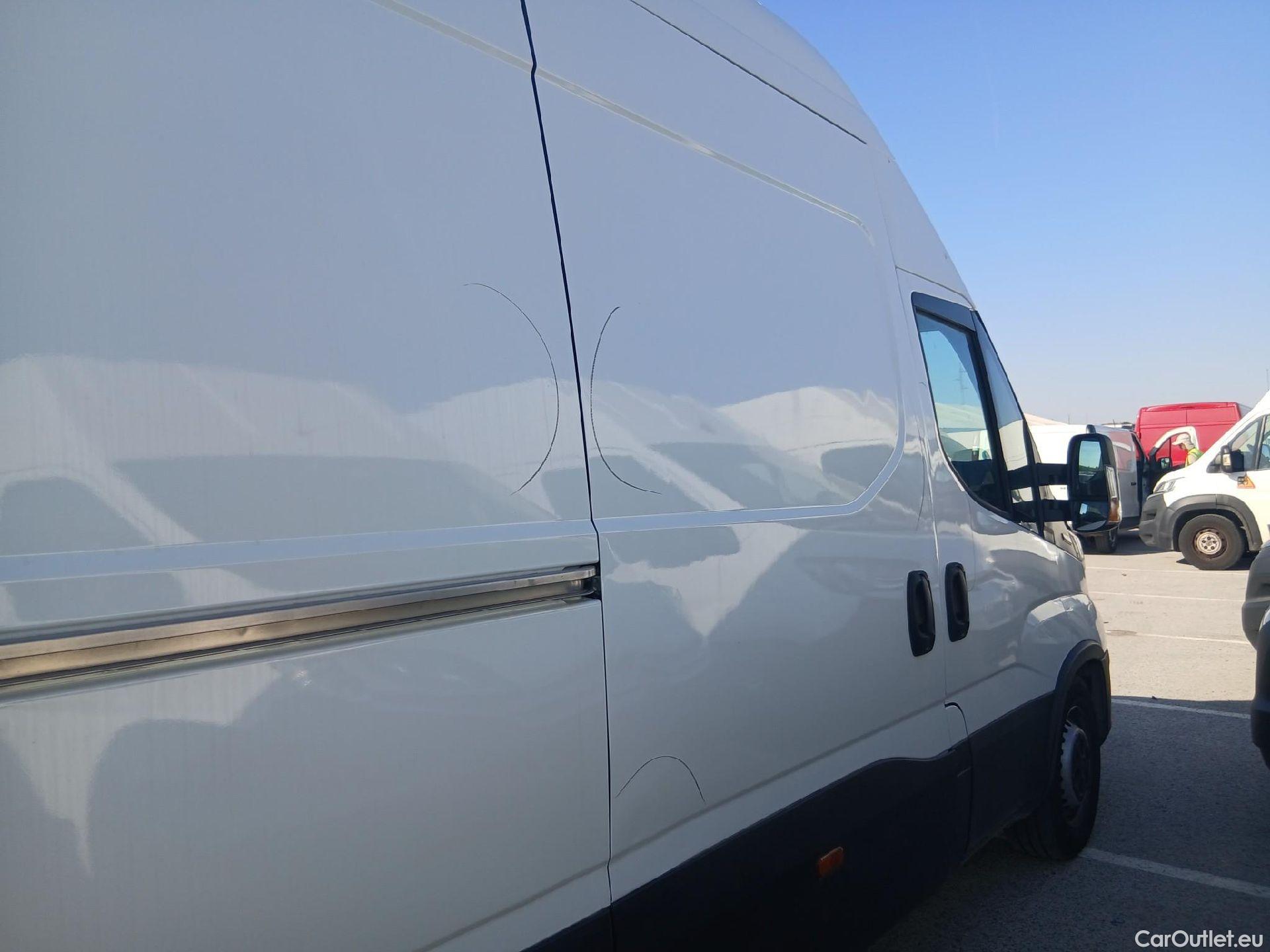 Iveco  Daily IVECO  / 2019 / 4P / furgón 2.3 TD 35S 16 V 4100/H3 18 M3 #19