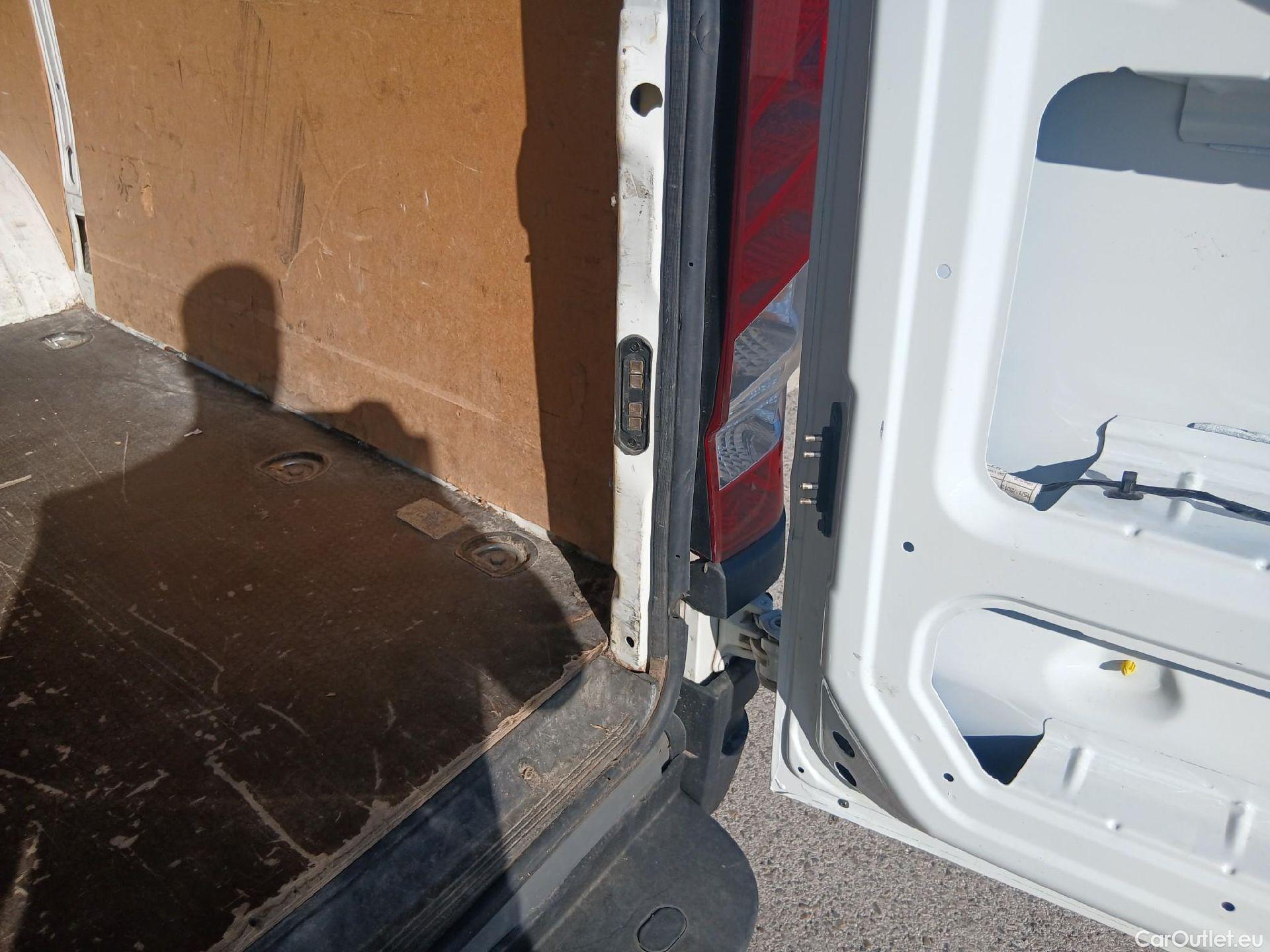  Iveco  Daily IVECO  / 2019 / 4P / furgón 2.3 TD 35S 16 V 4100/H3 18 M3 #44