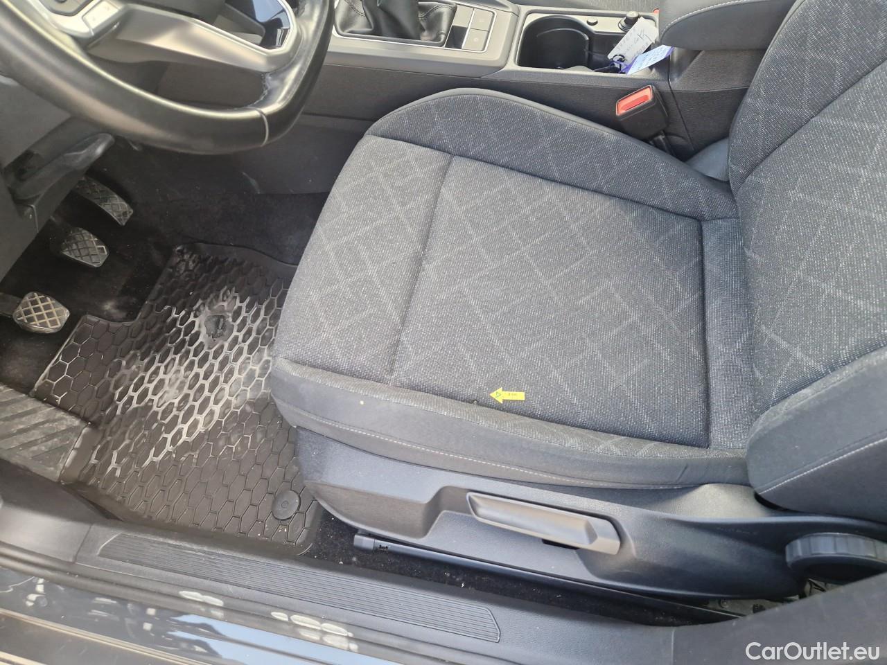  Volkswagen  Golf  Life 1.0 TSI #28