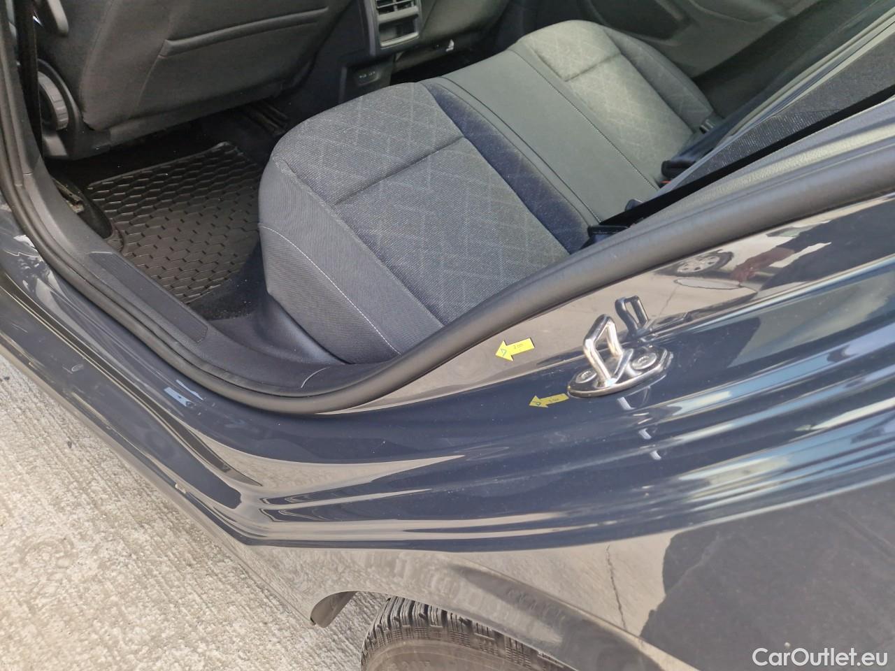  Volkswagen  Golf  Life 1.0 TSI #32