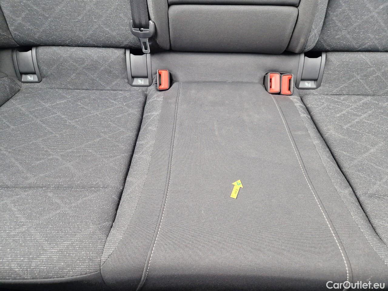  Volkswagen  Golf  Life 1.0 TSI #46