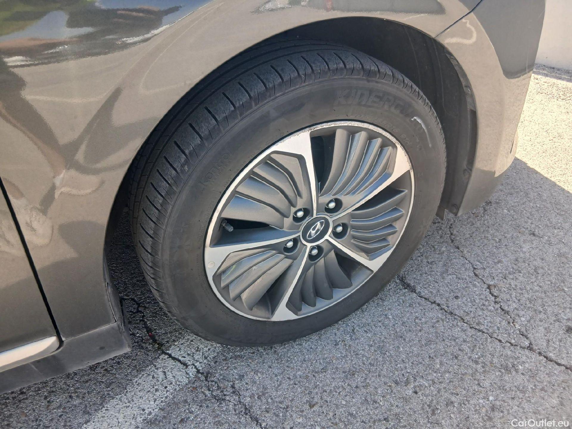  Hyundai   Ioniq HYUNDAI / 2019 / 5P / berlina con portón 1.6 GDI PHEV Klass DCT #17