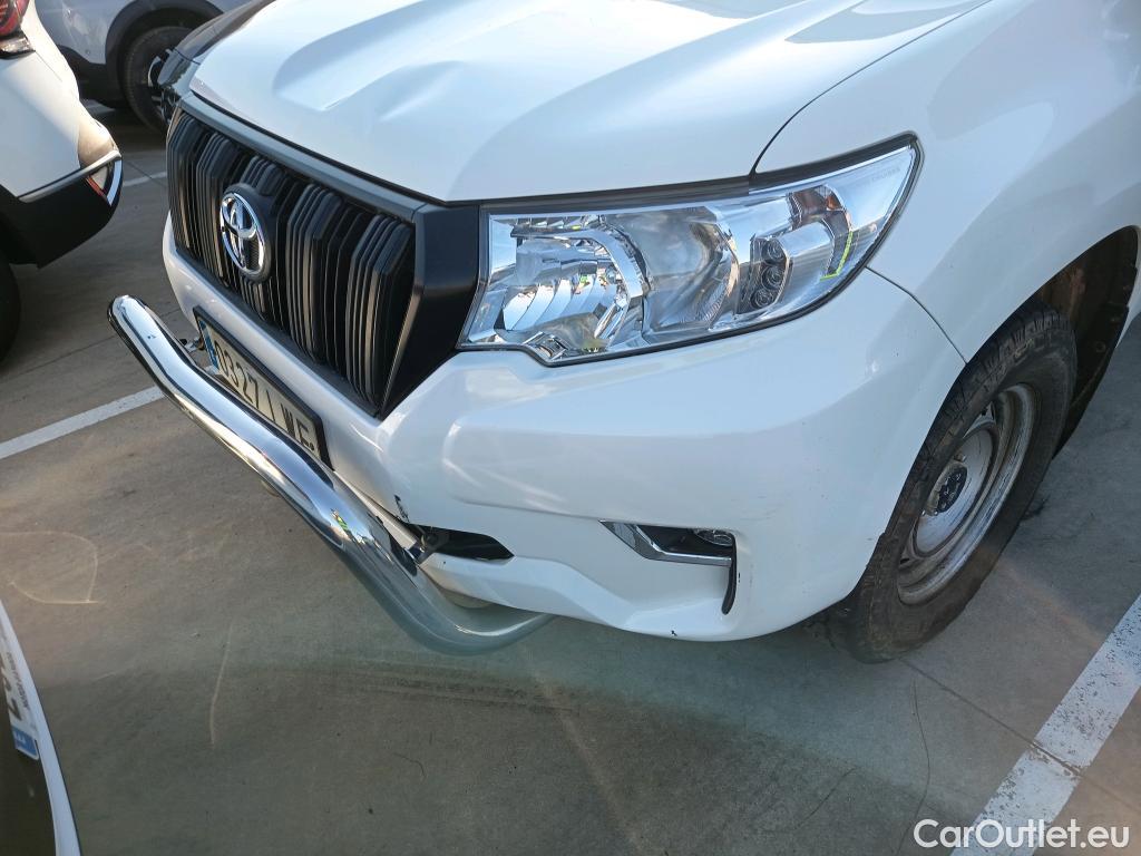  Toyota  Land Cruiser TOYOTA  / 2017 / 5P / todoterreno 2.8 D-4D GX #25
