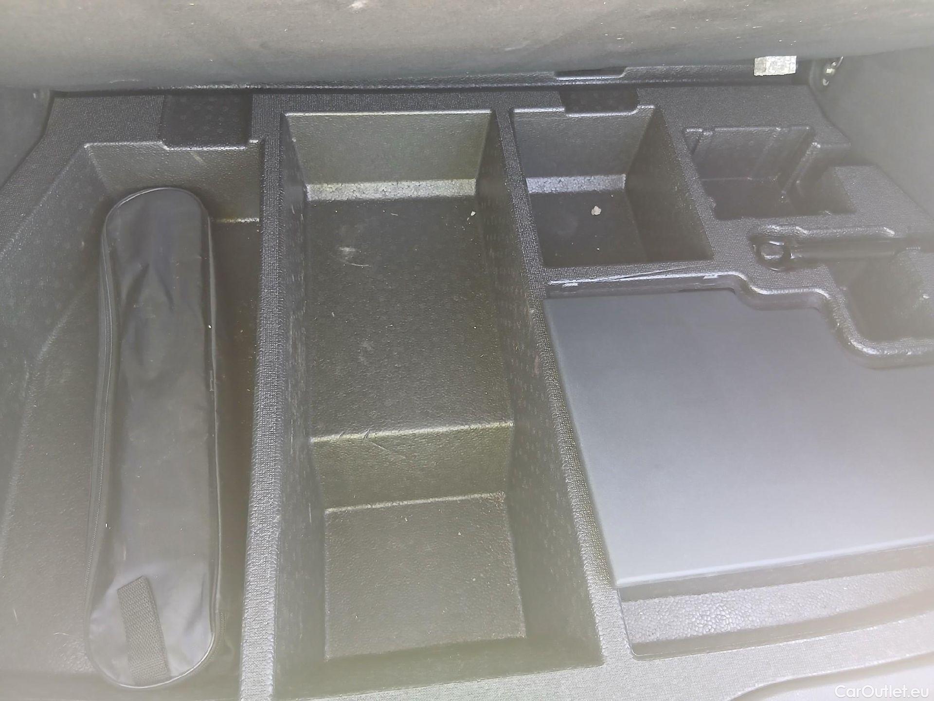 Toyota  C-HR TOYOTA  / 2019 / 5P / todoterreno 2.0 180H Advance #30