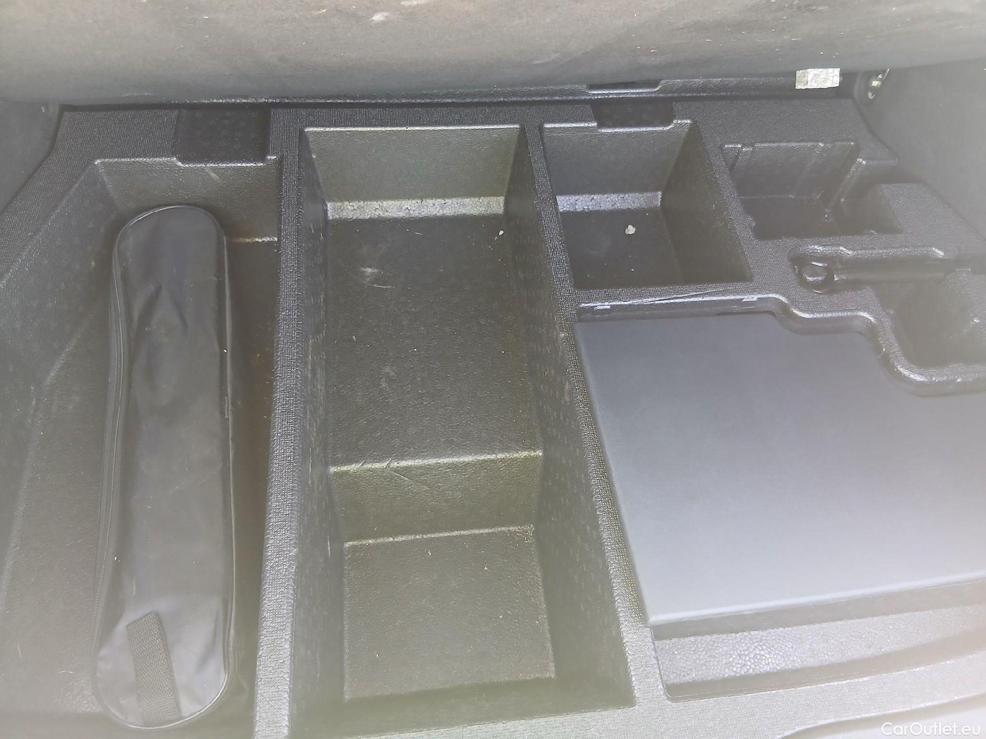  Toyota  C-HR TOYOTA  / 2019 / 5P / todoterreno 2.0 180H Advance #29