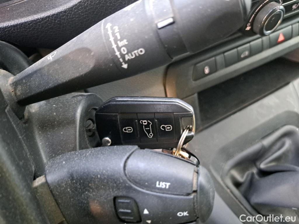  Peugeot  Expert PEUGEOT  / 2016 / 4P / furgón Furgón Premium 1.5 BlueHDi 100 Standard #7