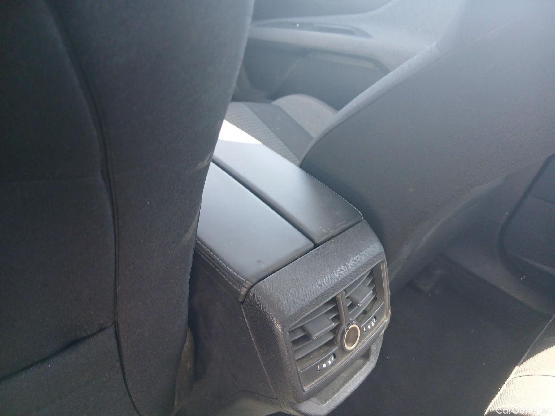  Peugeot  3008 PEUGEOT  / 2020 / 5P / todoterreno 1.5 BlueHDi 96kW S&S Active Pack EAT8 #14