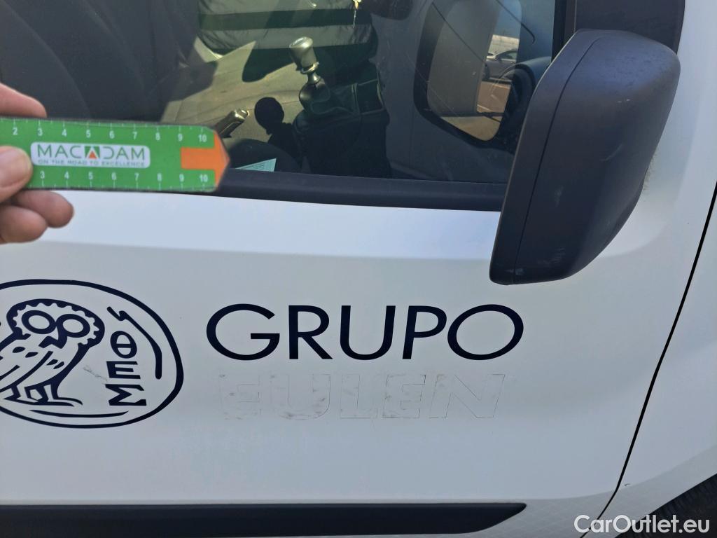  Fiat  Fiorino FIAT  / 2016 / 3P / furgón derivado de turismo Cargo Base 1.4 Natural Power 51kW (70CV) #28