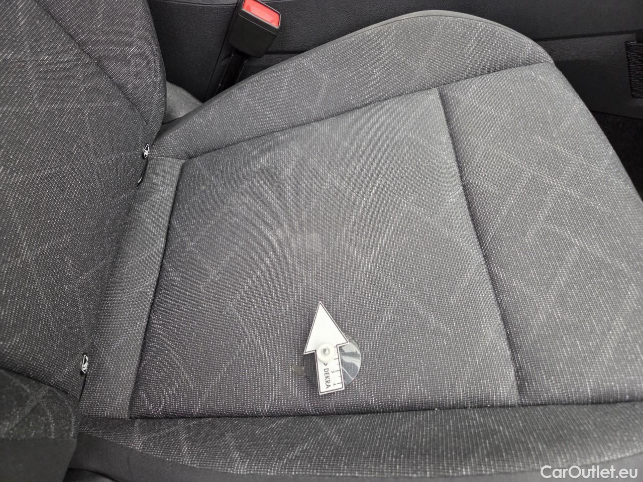  Volkswagen  Golf  Life 1.0 TSI #38