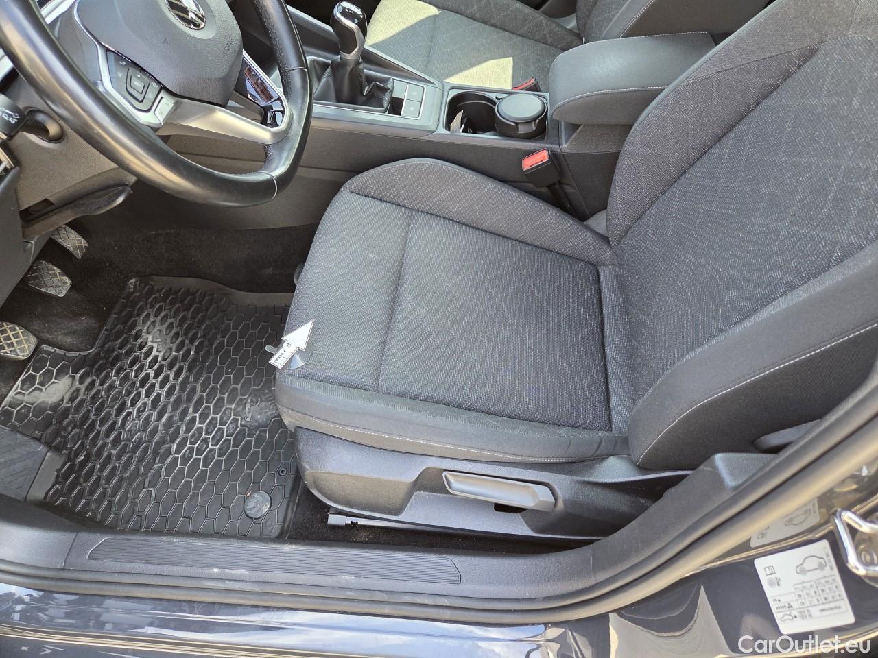  Volkswagen  Golf  Life 1.0 TSI #52
