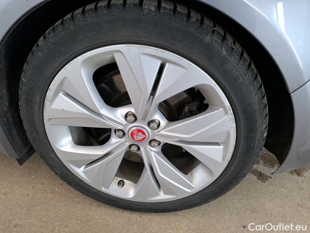  Jaguar  XF JAGUAR XE / 2019 / 4P / Berline D180 S STANDARD AUTO #18