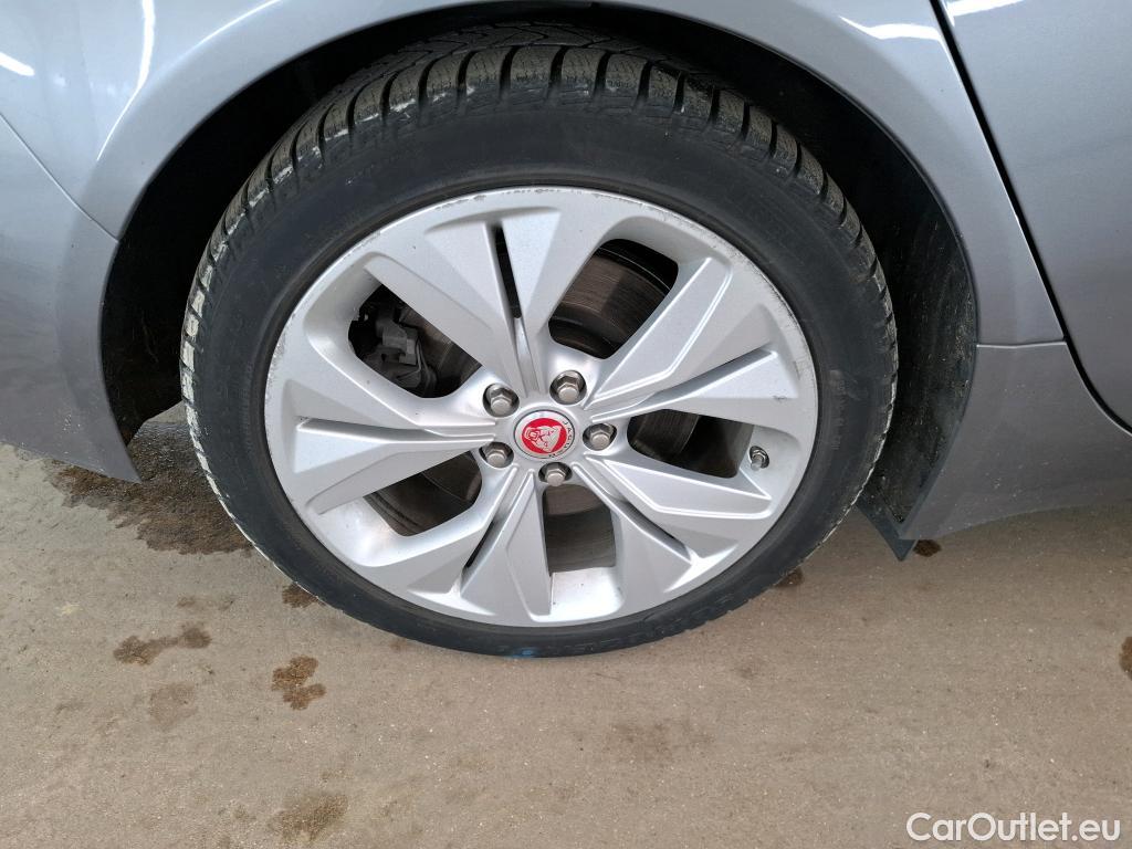  Jaguar  XF JAGUAR XE / 2019 / 4P / Berline D180 S STANDARD AUTO #22