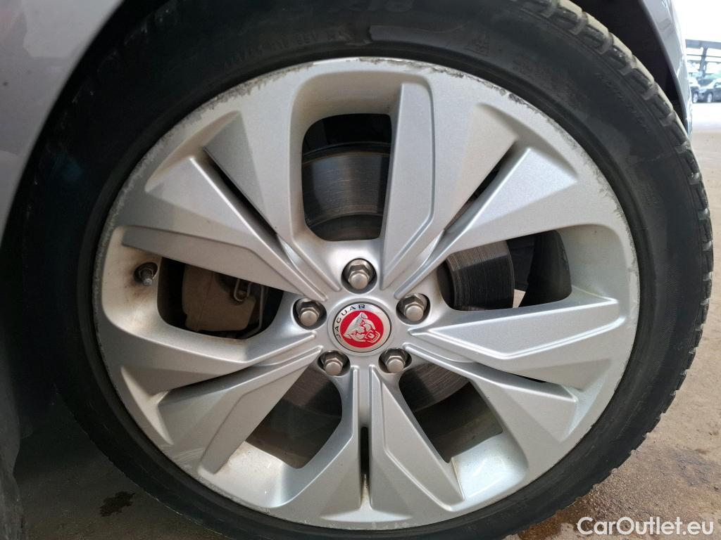  Jaguar  XF JAGUAR XE / 2019 / 4P / Berline D180 S STANDARD AUTO #32