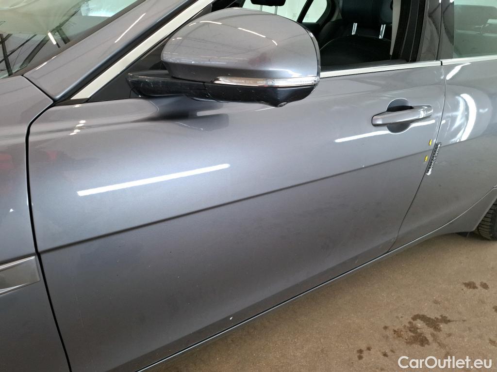  Jaguar  XF JAGUAR XE / 2019 / 4P / Berline D180 S STANDARD AUTO #39