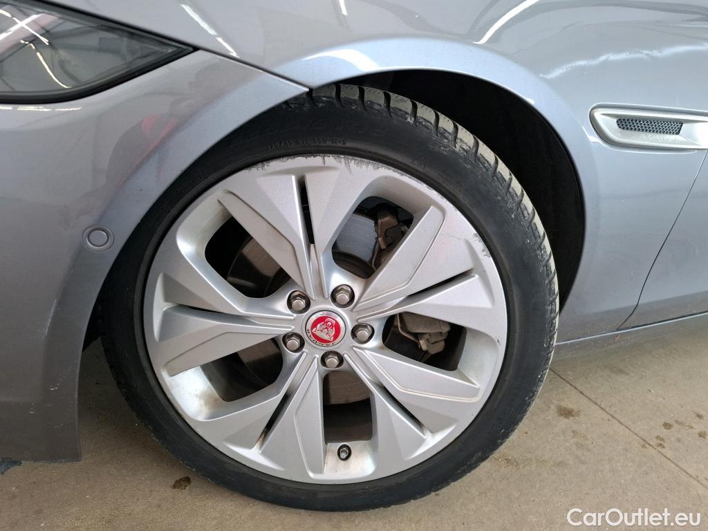  Jaguar  XF JAGUAR XE / 2019 / 4P / Berline D180 S STANDARD AUTO #26