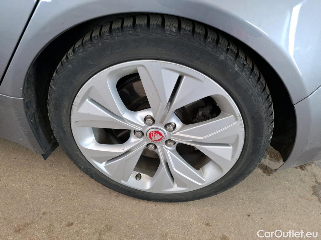  Jaguar  XF JAGUAR XE / 2019 / 4P / Berline D180 S STANDARD AUTO #35