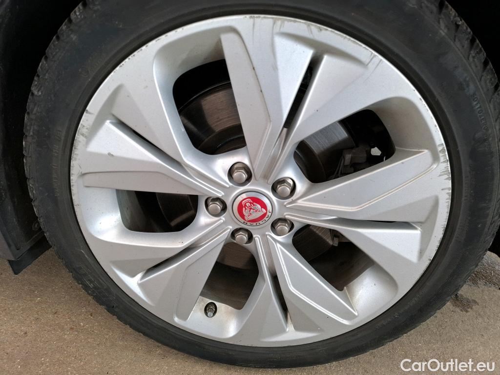  Jaguar  XF JAGUAR XE / 2019 / 4P / Berline D180 S STANDARD AUTO #36