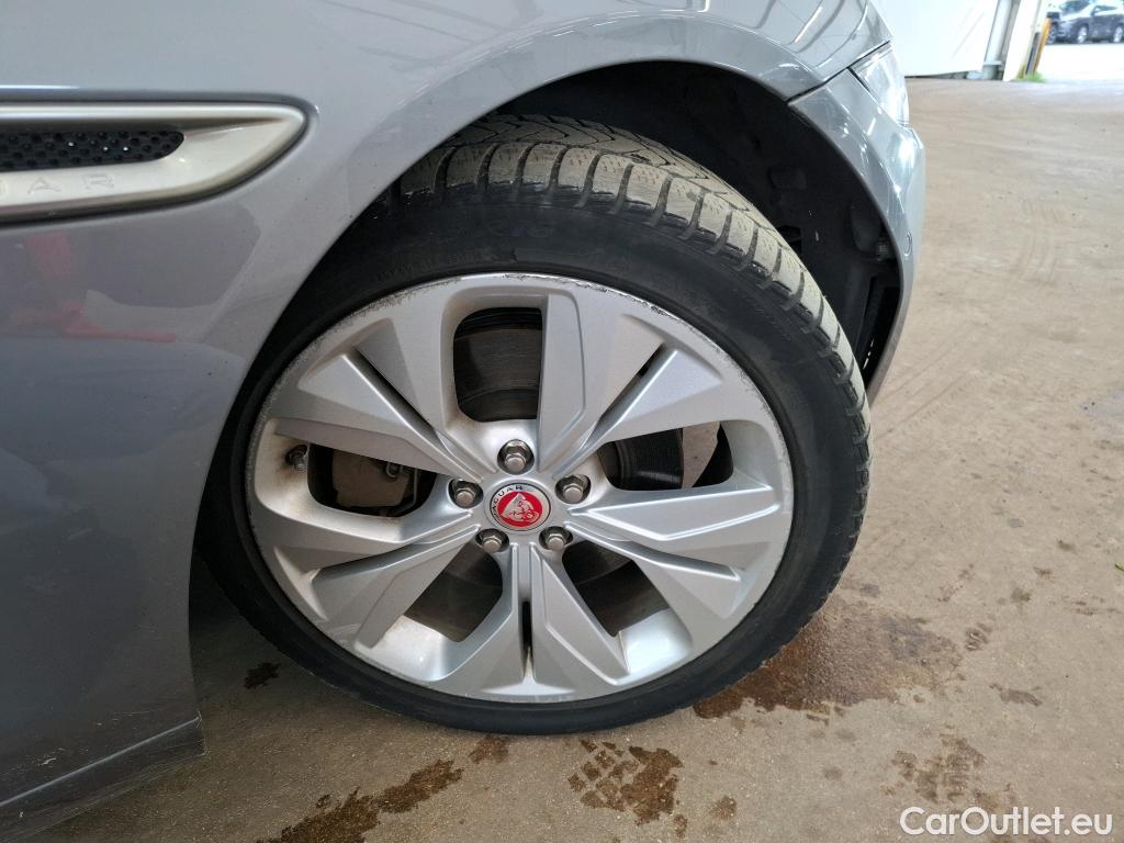  Jaguar  XF JAGUAR XE / 2019 / 4P / Berline D180 S STANDARD AUTO #31