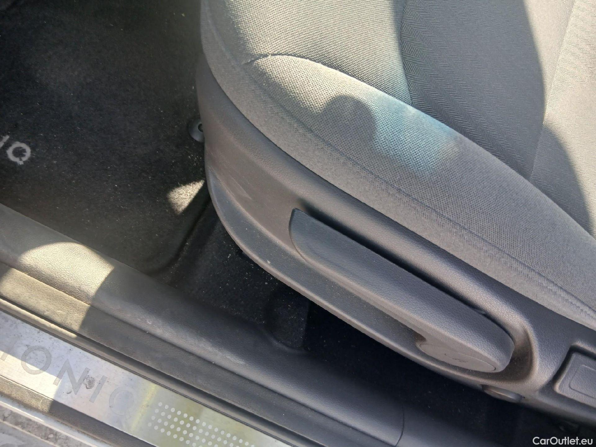 Hyundai   Ioniq HYUNDAI / 2019 / 5P / berlina con portón 1.6 GDI HEV Tecno DCT #2