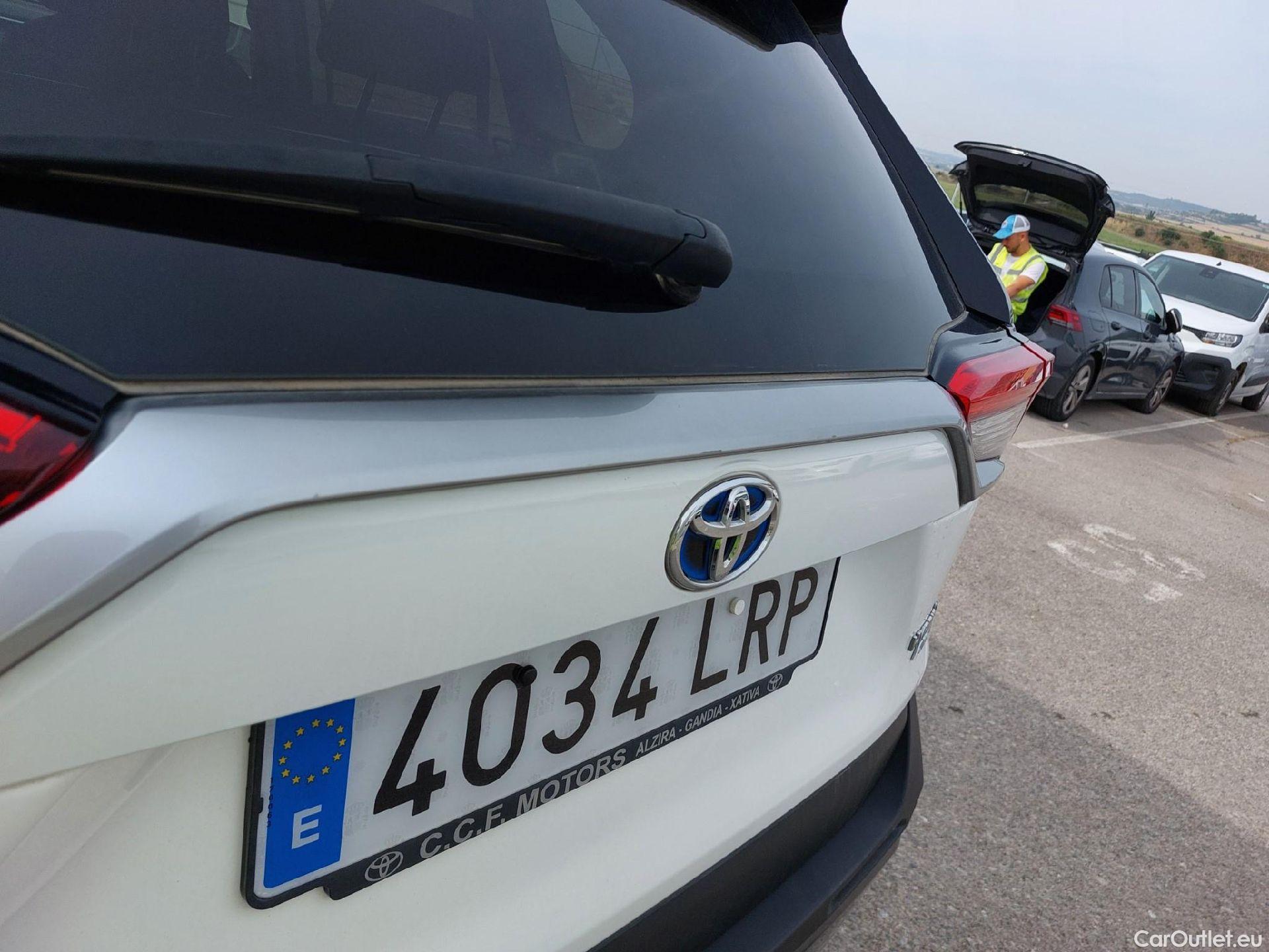  Toyota  RAV4 TOYOTA  / 2018 / 5P / todoterreno 2.5l 220H Advance 4WD #9