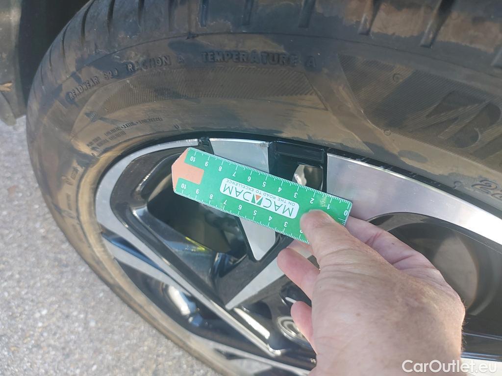  Toyota  C-HR TOYOTA  / 2019 / 5P / todoterreno 2.0 180H Advance #4