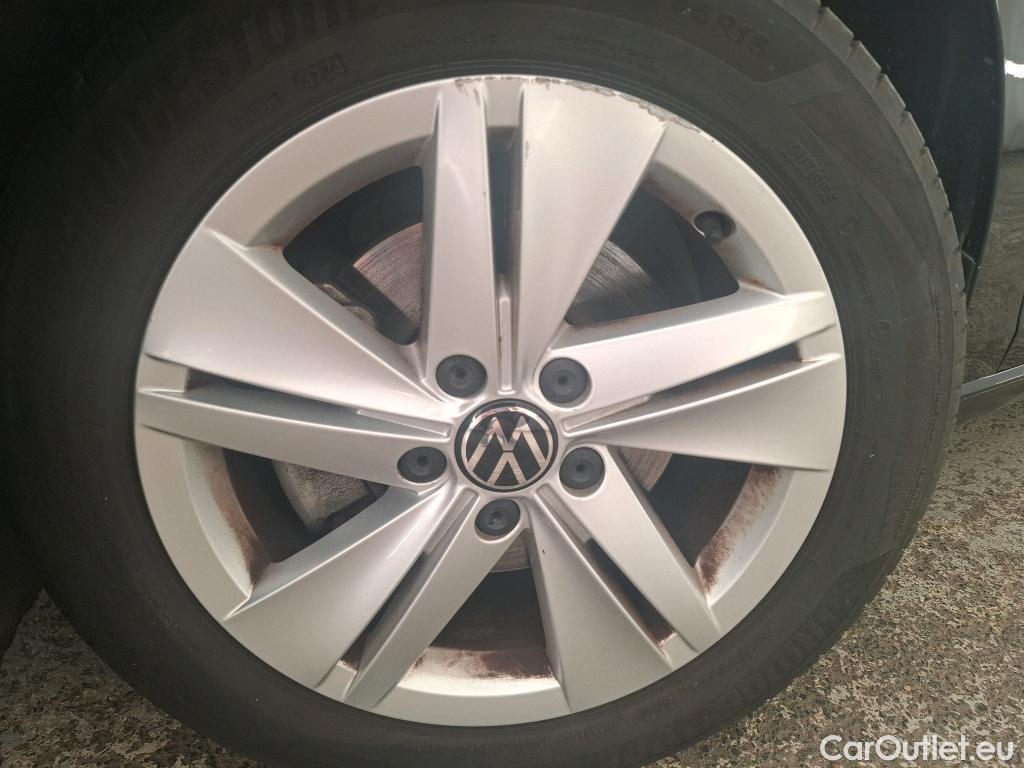  Volkswagen  Golf  VOLKSWAGEN / 2020 / 5P / Berline 1.0 eTSI OPF 110 DSG7 Life Business 1st #37