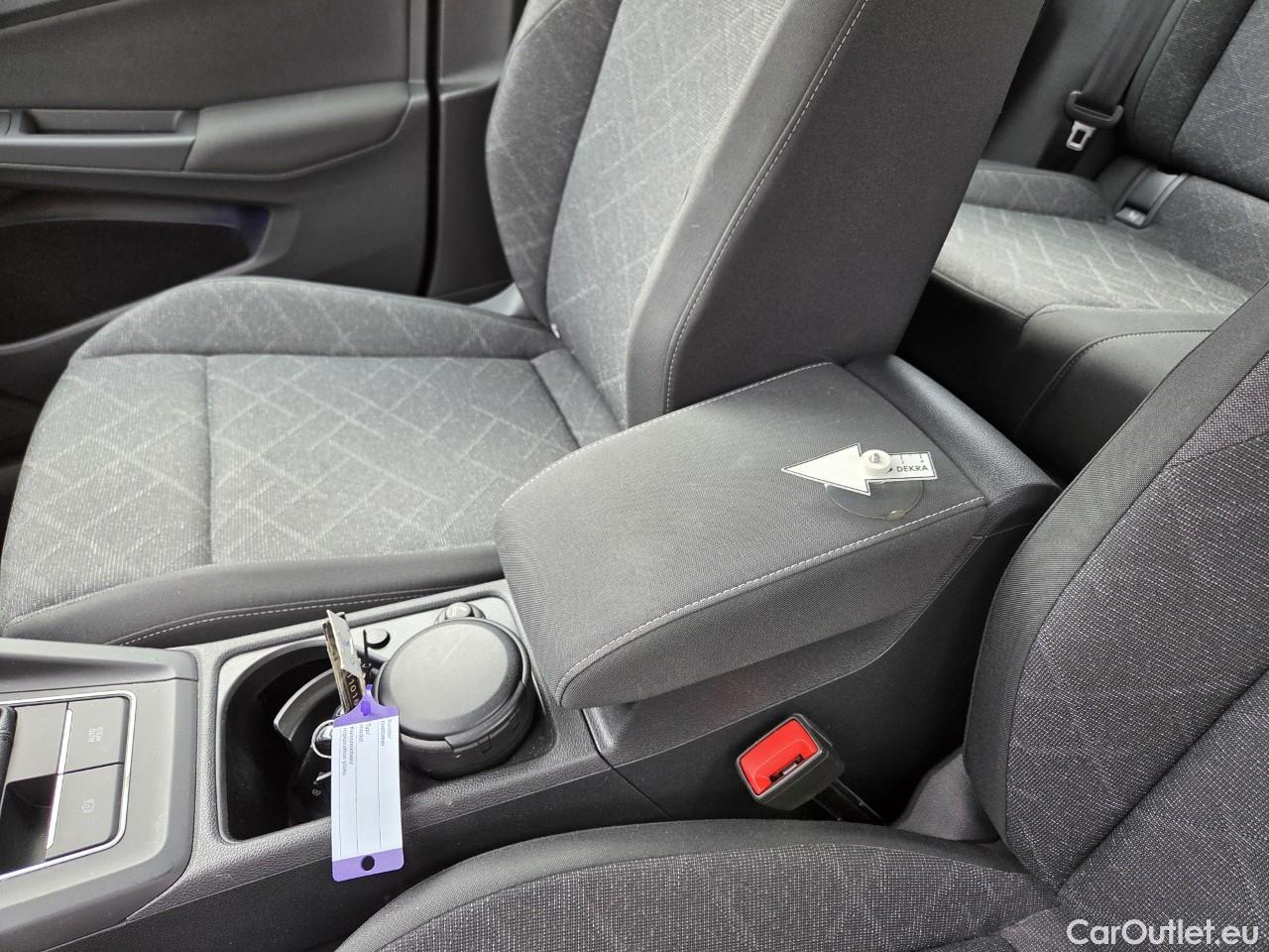  Volkswagen  Golf  Life 1.0 TSI #35