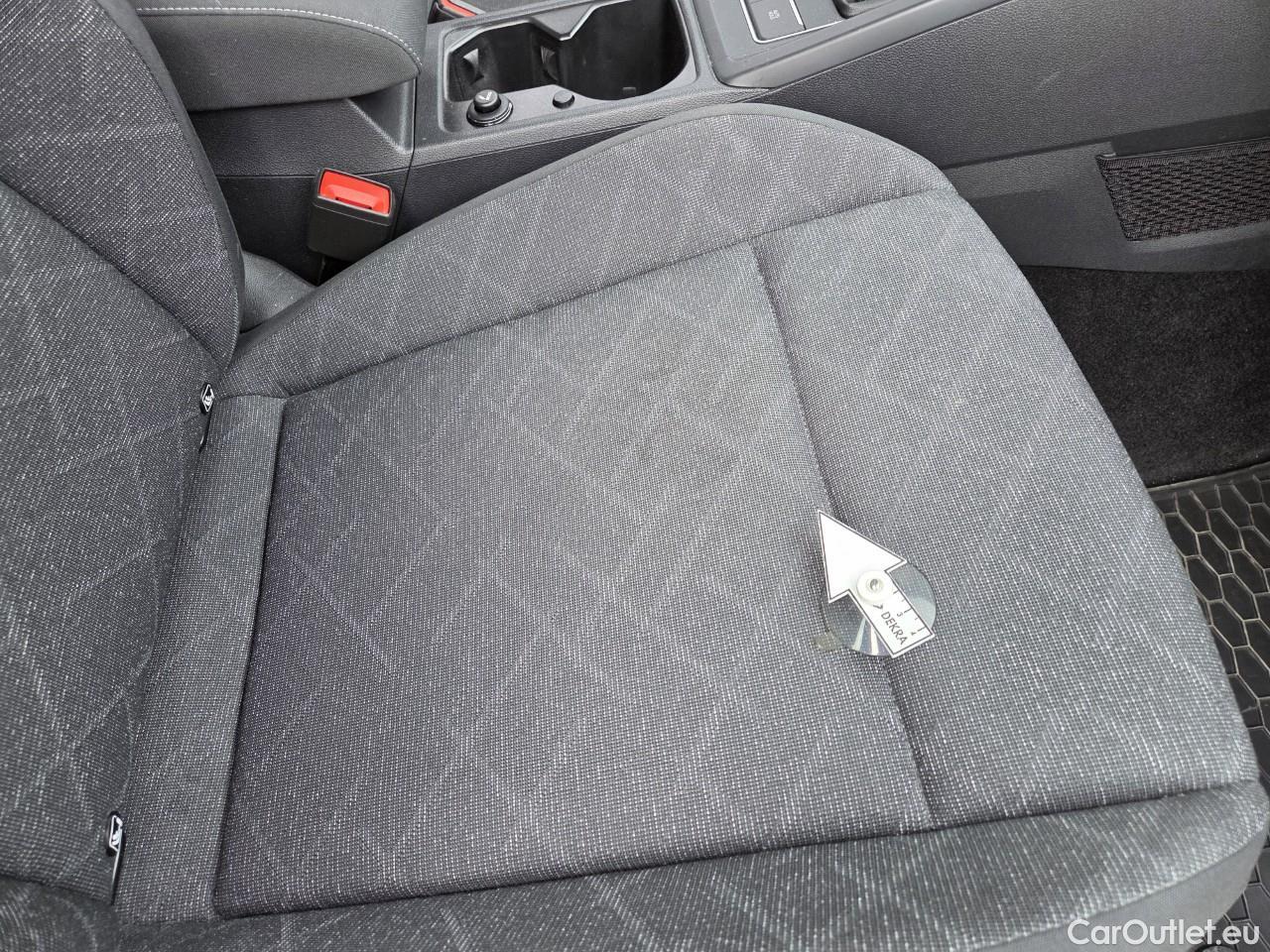  Volkswagen  Golf  Life 1.0 TSI #42