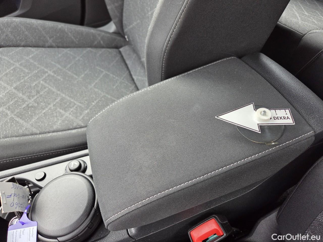  Volkswagen  Golf  Life 1.0 TSI #36