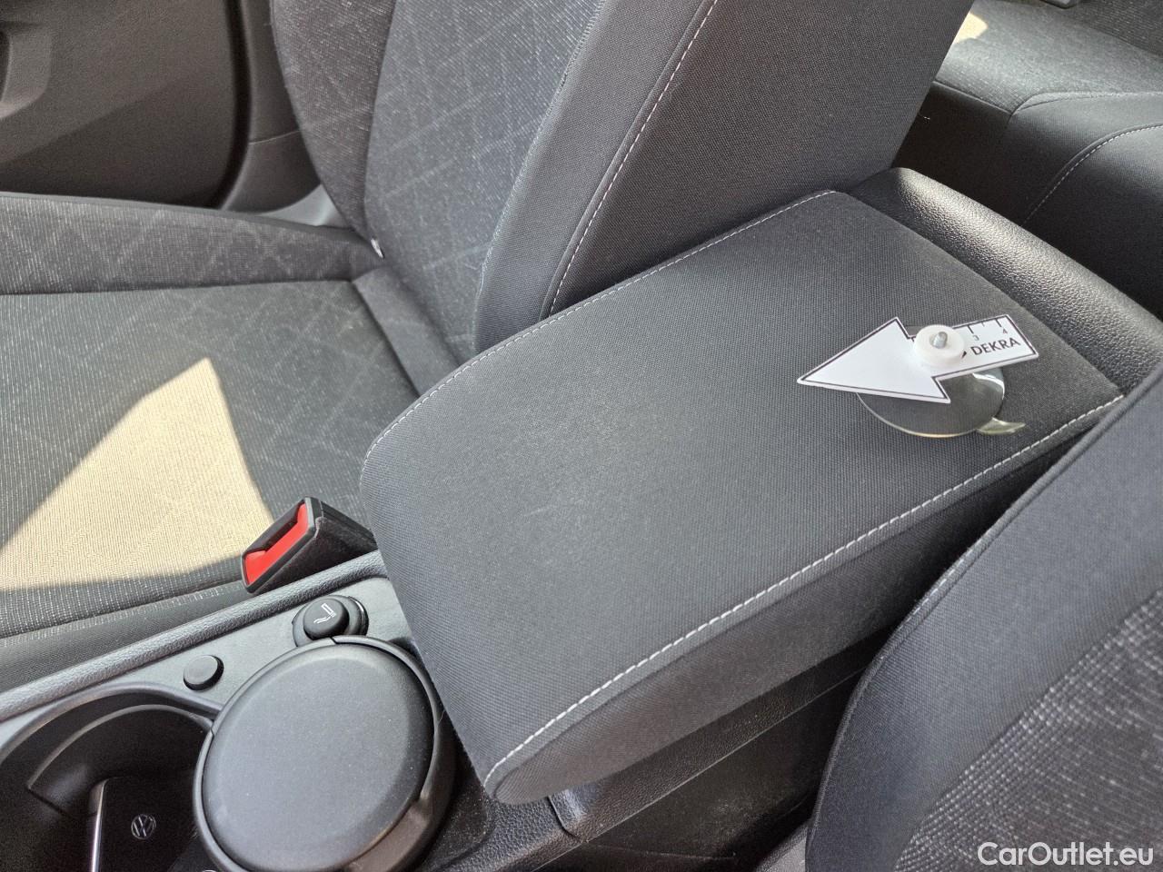  Volkswagen  Golf  Life 1.0 TSI #54