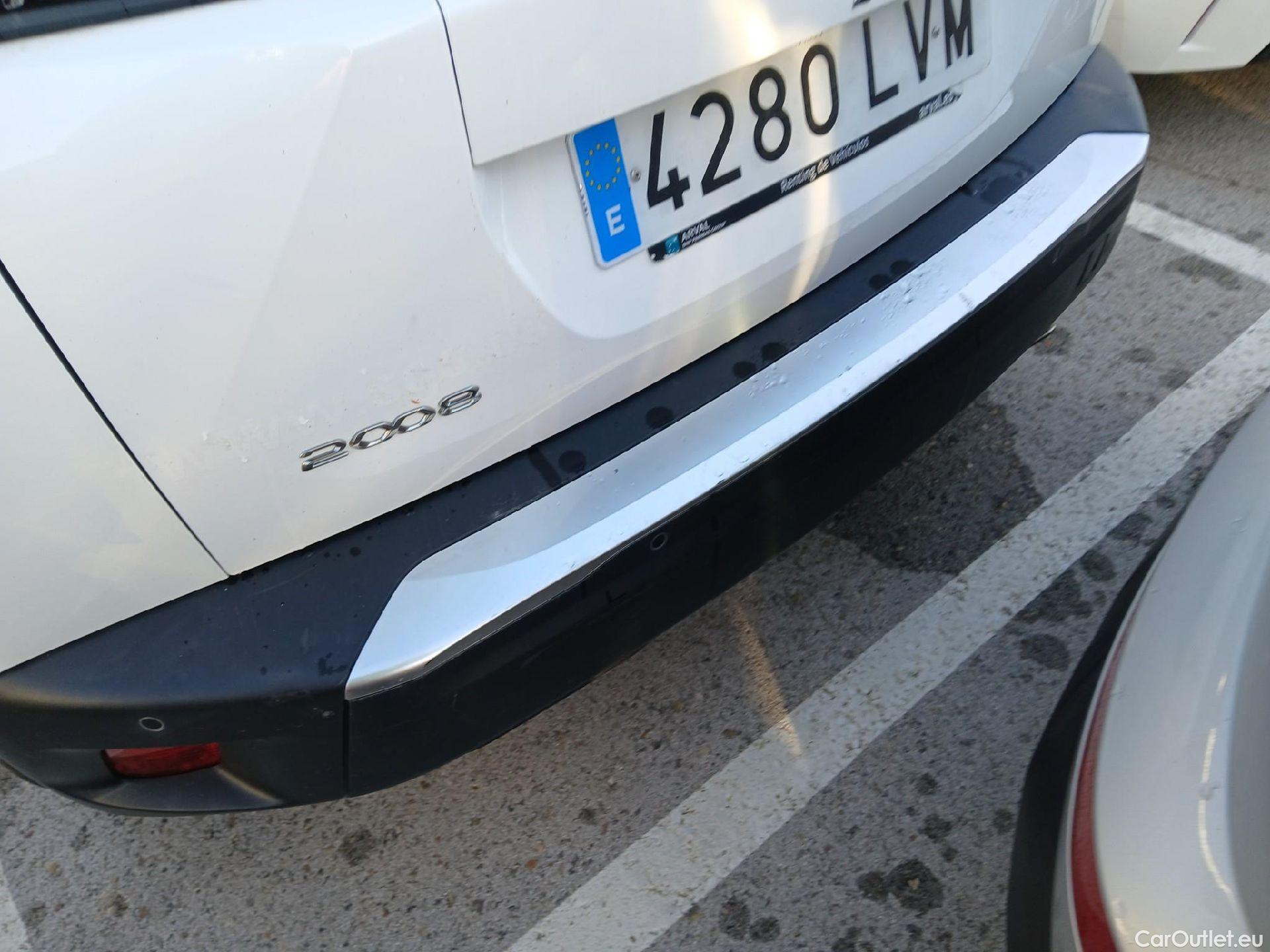  Peugeot  2008 PEUGEOT  / 2019 / 5P / todoterreno Allure BlueHDI 81kW (110CV) #19