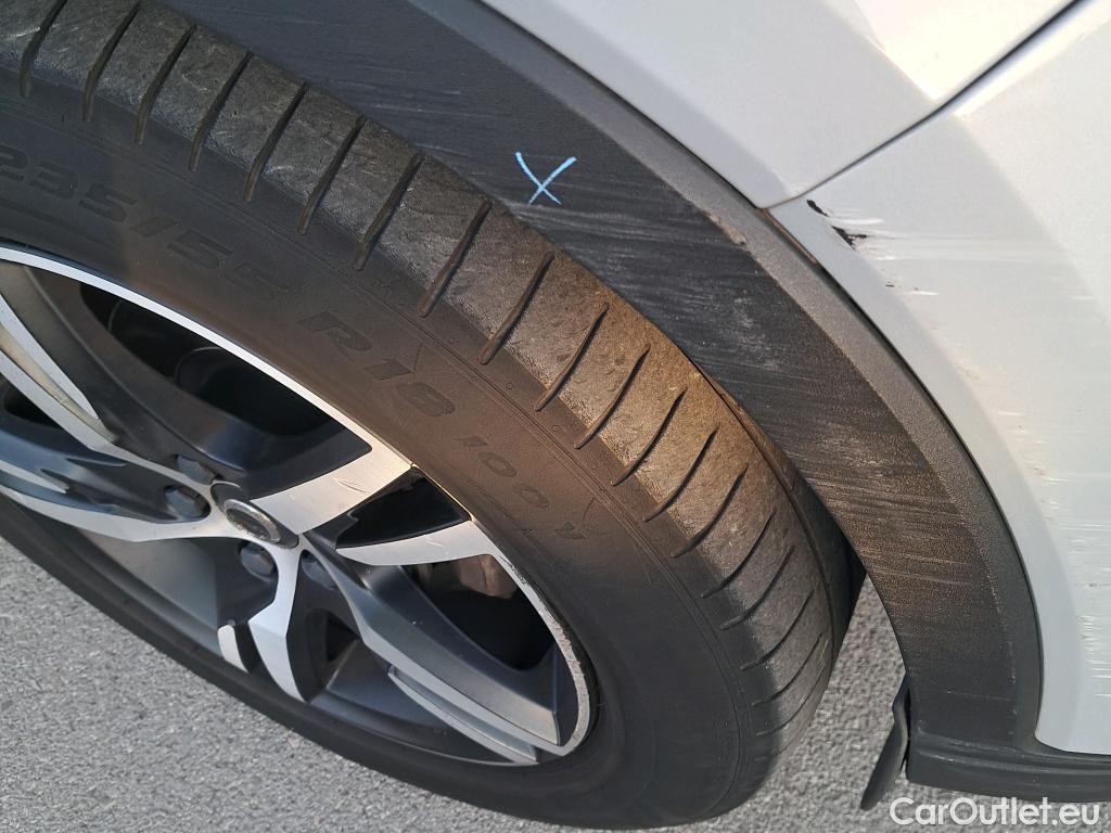  Volvo  XC 40 VOLVO XC40 / 2017 / 5P / todoterreno 1.5 T3 R-Design Auto #32