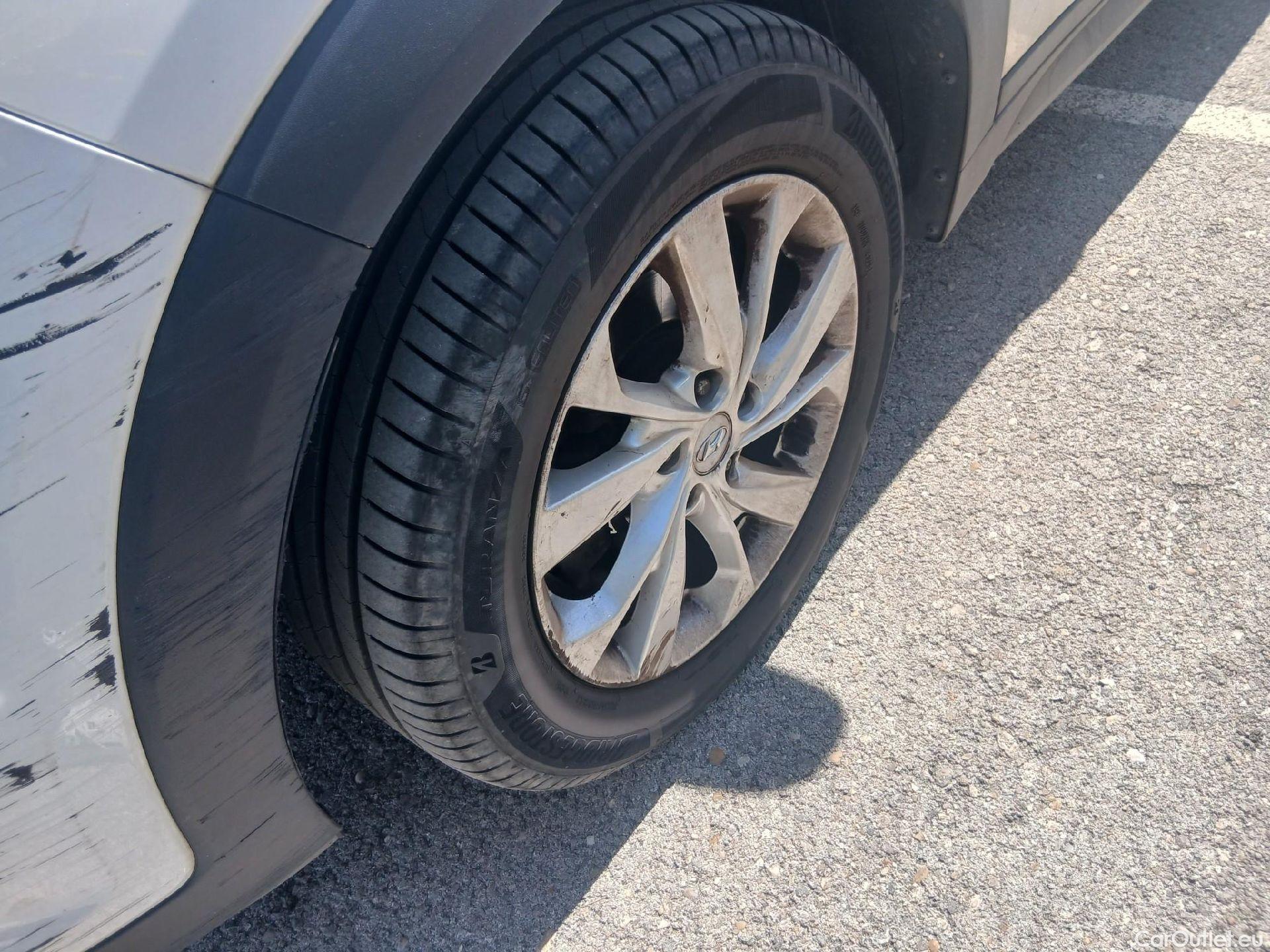  Hyundai  Tucson HYUNDAI  / 2018 / 5P / todoterreno 1.6 CRDI 85kW (116CV) 48V SLE 4X2(SP)(SL) #8