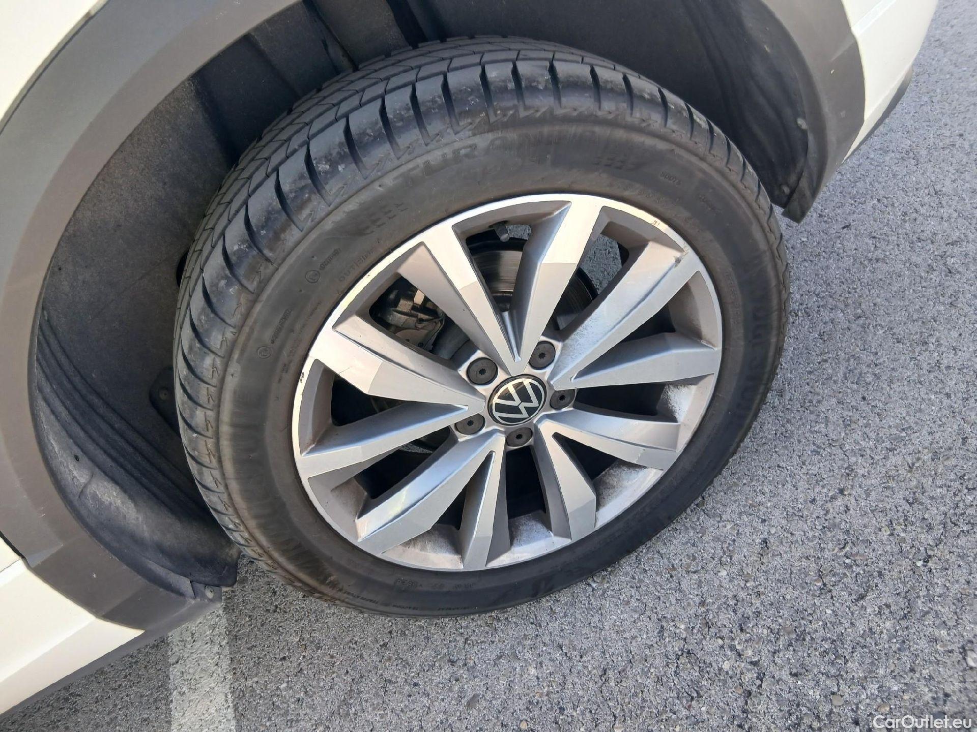  Volkswagen  T-ROC VOLKSWAGEN  / 2017 / 5P / todoterreno Advance R-Line 1.0 TSI 81kW (110CV) #27