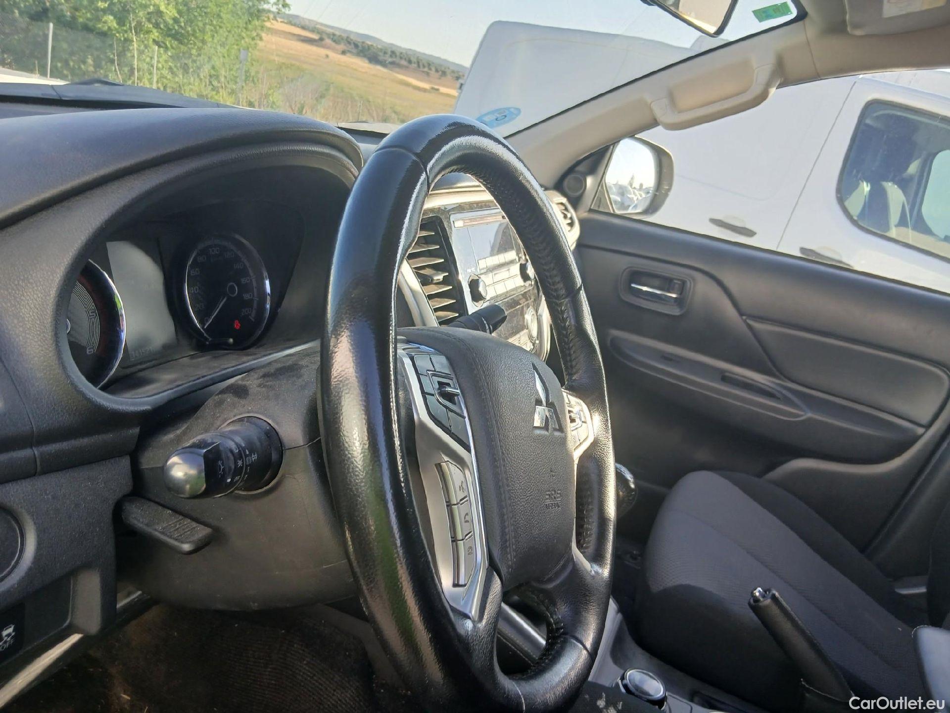 Mitsubishi  L200 MITSUBISHI  / 2019 / 4P / pickup doble cabina D/C 220 DI-D M-Pro #4