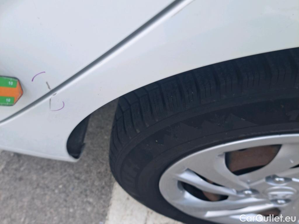  Hyundai  i10 HYUNDAI  / 2020 / 5P / berlina con portón 1.0 Essence #8